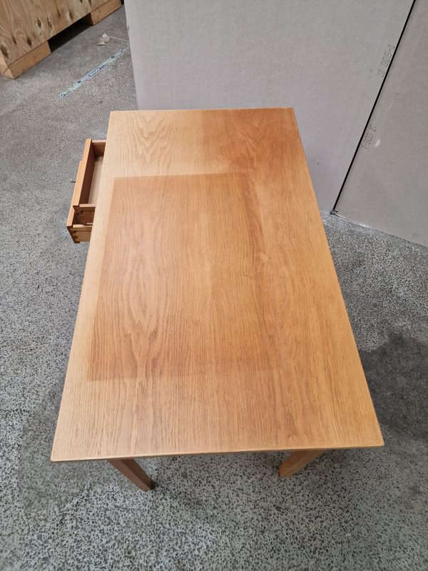 Smalt skrivebord i egetræ med to skuffer