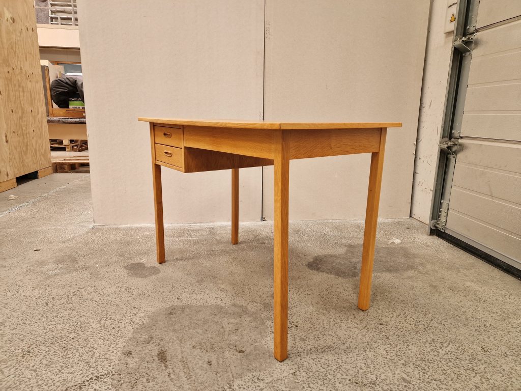 Smalt skrivebord i egetræ med to skuffer — billede 4