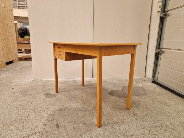 Smalt skrivebord i egetræ med to skuffer