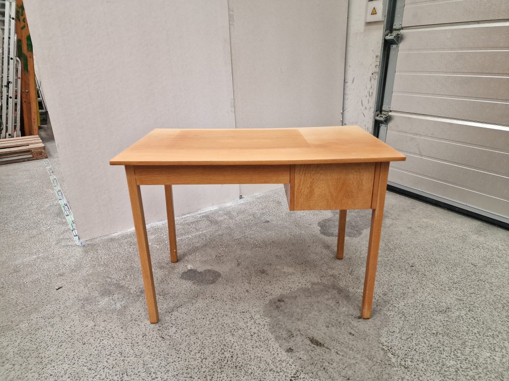 Smalt skrivebord i egetræ med to skuffer — billede 6