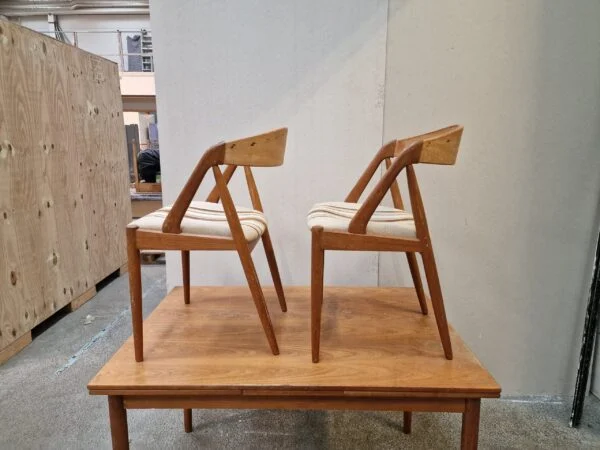 Kai Kristiansen model 31 To spisestole i teak, Kai Kristiansen model 31, til ompolstring — billede 2