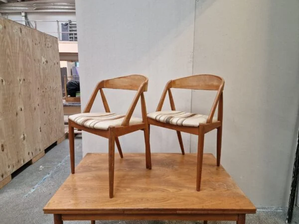 Kai Kristiansen model 31 To spisestole i teak, Kai Kristiansen model 31, til ompolstring — billede 3