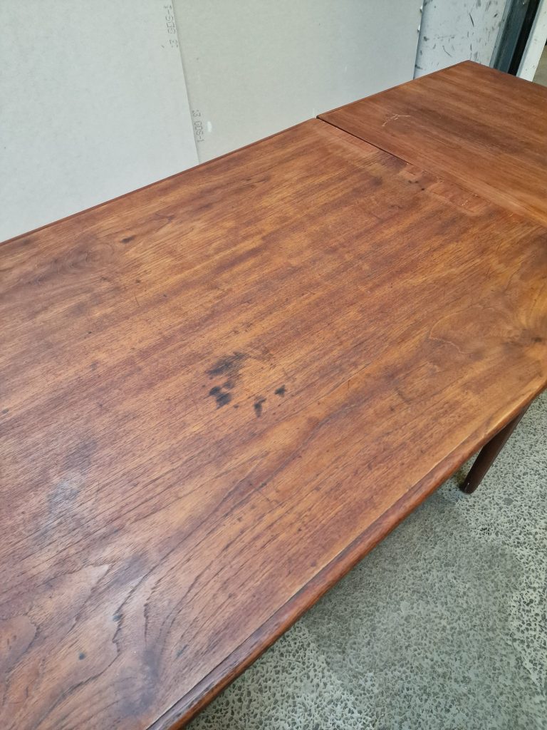 Spisebord med skjulte tillægsplader, teak