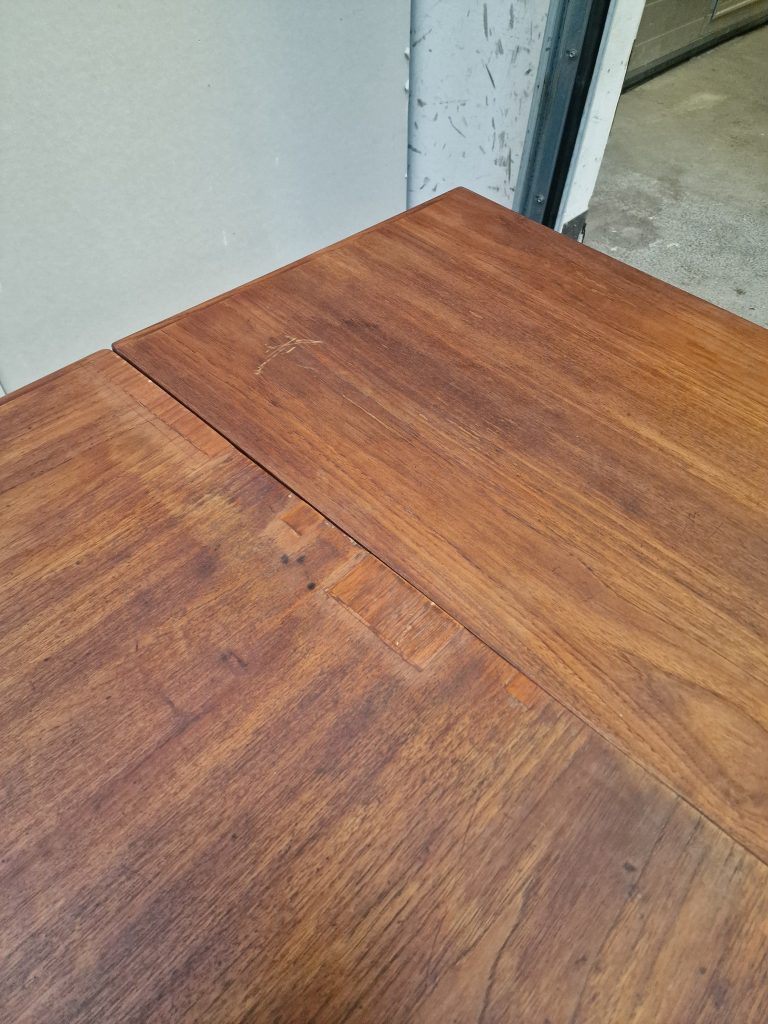 Spisebord med skjulte tillægsplader, teak