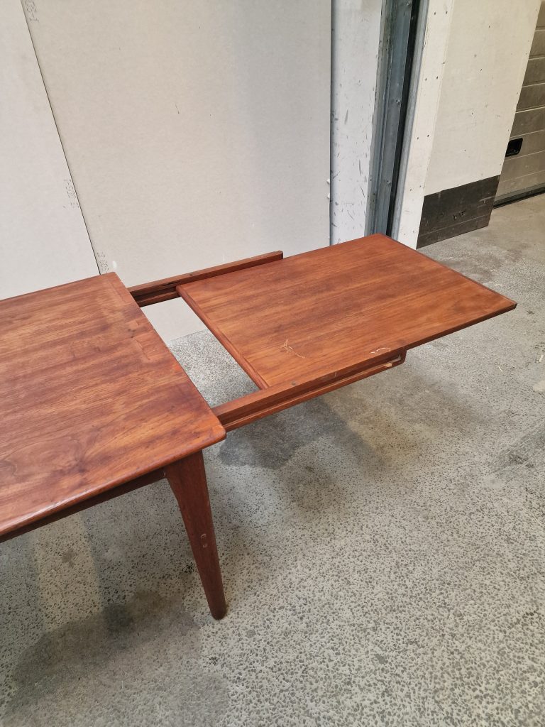 Spisebord med skjulte tillægsplader, teak