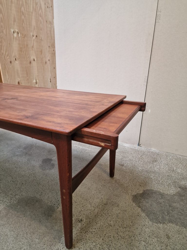 Spisebord med skjulte tillægsplader, teak