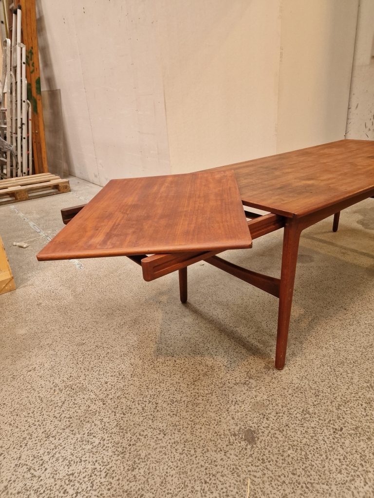 Spisebord med skjulte tillægsplader, teak