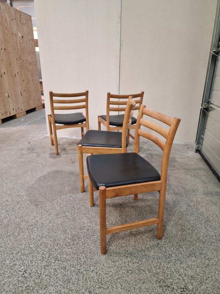 Poul M. Volther model 350 Fire spisestole i massiv egetræ og sort sæde — billede 4