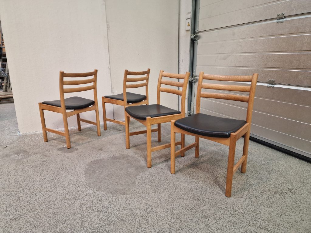 Poul M. Volther model 350 Fire spisestole i massiv egetræ og sort sæde — billede 3
