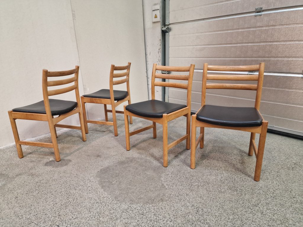 Poul M. Volther model 350 Fire spisestole i massiv egetræ og sort sæde — billede 7