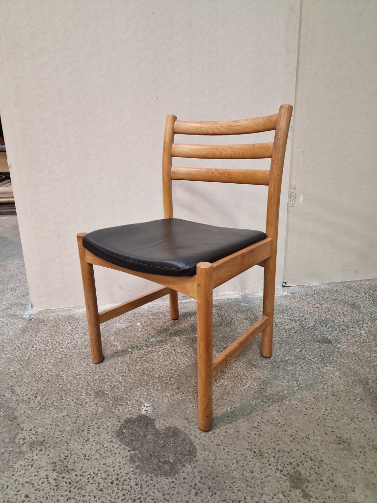 Poul M. Volther model 350 Fire spisestole i massiv egetræ og sort sæde — billede 6