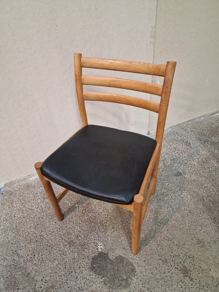 Poul M. Volther model 350 Fire spisestole i massiv egetræ og sort sæde — billede 5
