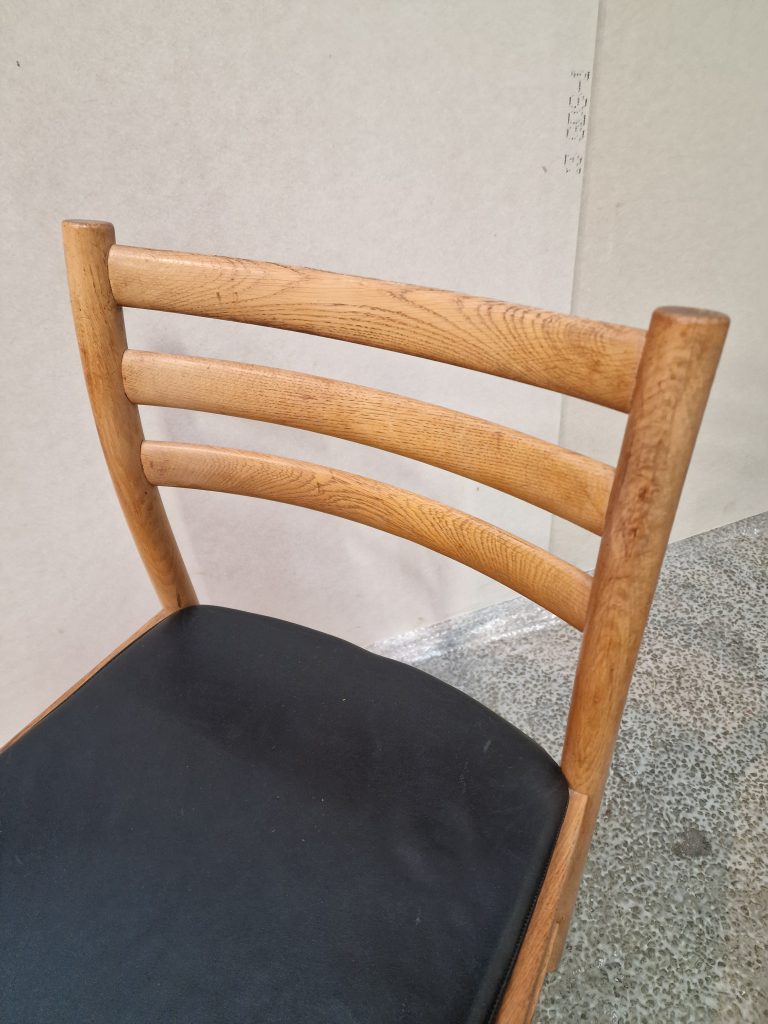 Poul M. Volther model 350 Fire spisestole i massiv egetræ og sort sæde — billede 8