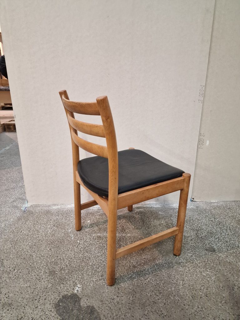 Poul M. Volther model 350 Fire spisestole i massiv egetræ og sort sæde — billede 9
