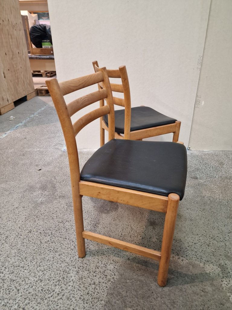 Poul M. Volther model 350 Fire spisestole i massiv egetræ og sort sæde — billede 10