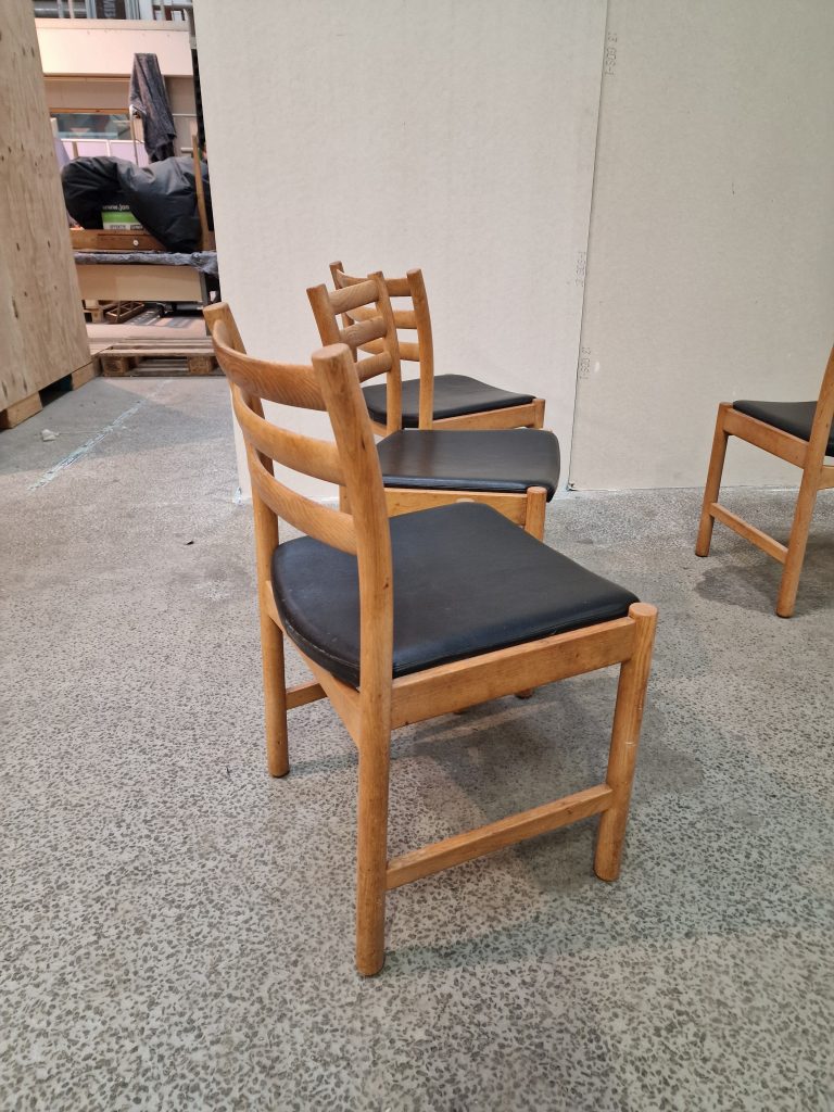 Poul M. Volther model 350 Fire spisestole i massiv egetræ og sort sæde — billede 11