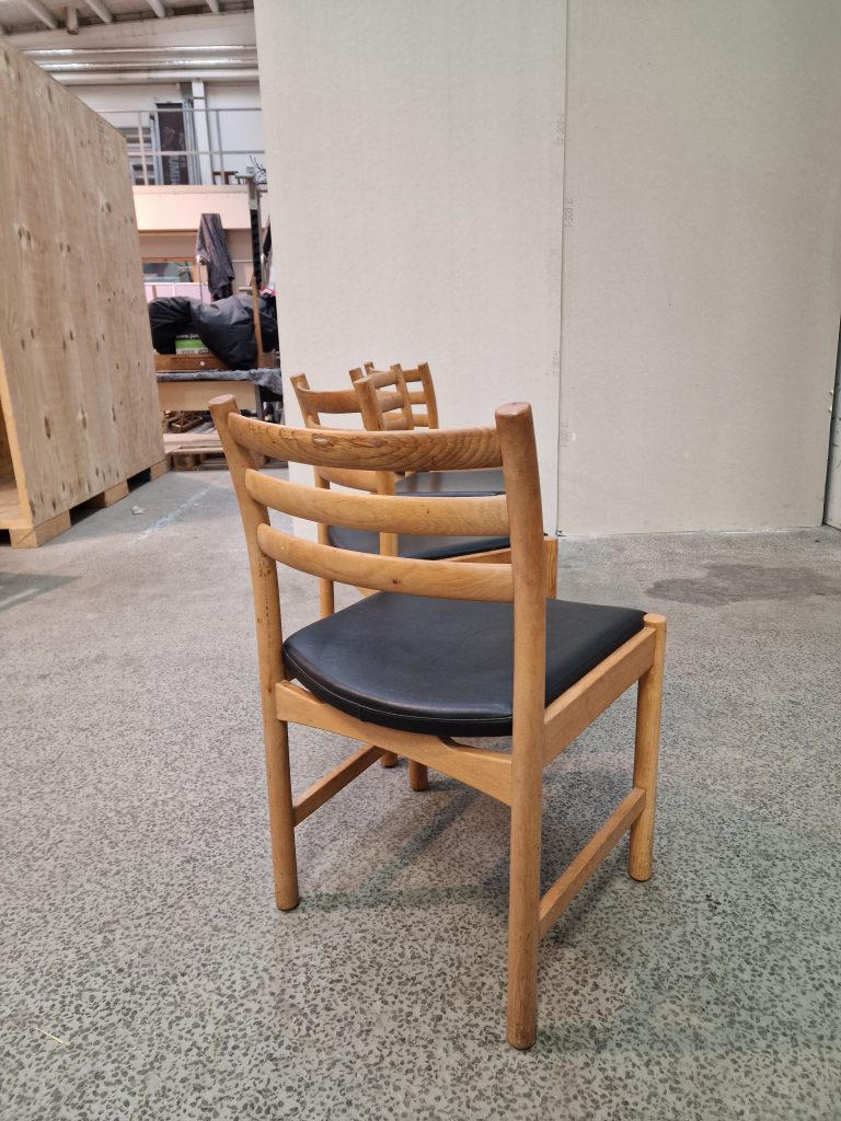 Poul M. Volther model 350 Fire spisestole i massiv egetræ og sort sæde — billede 12