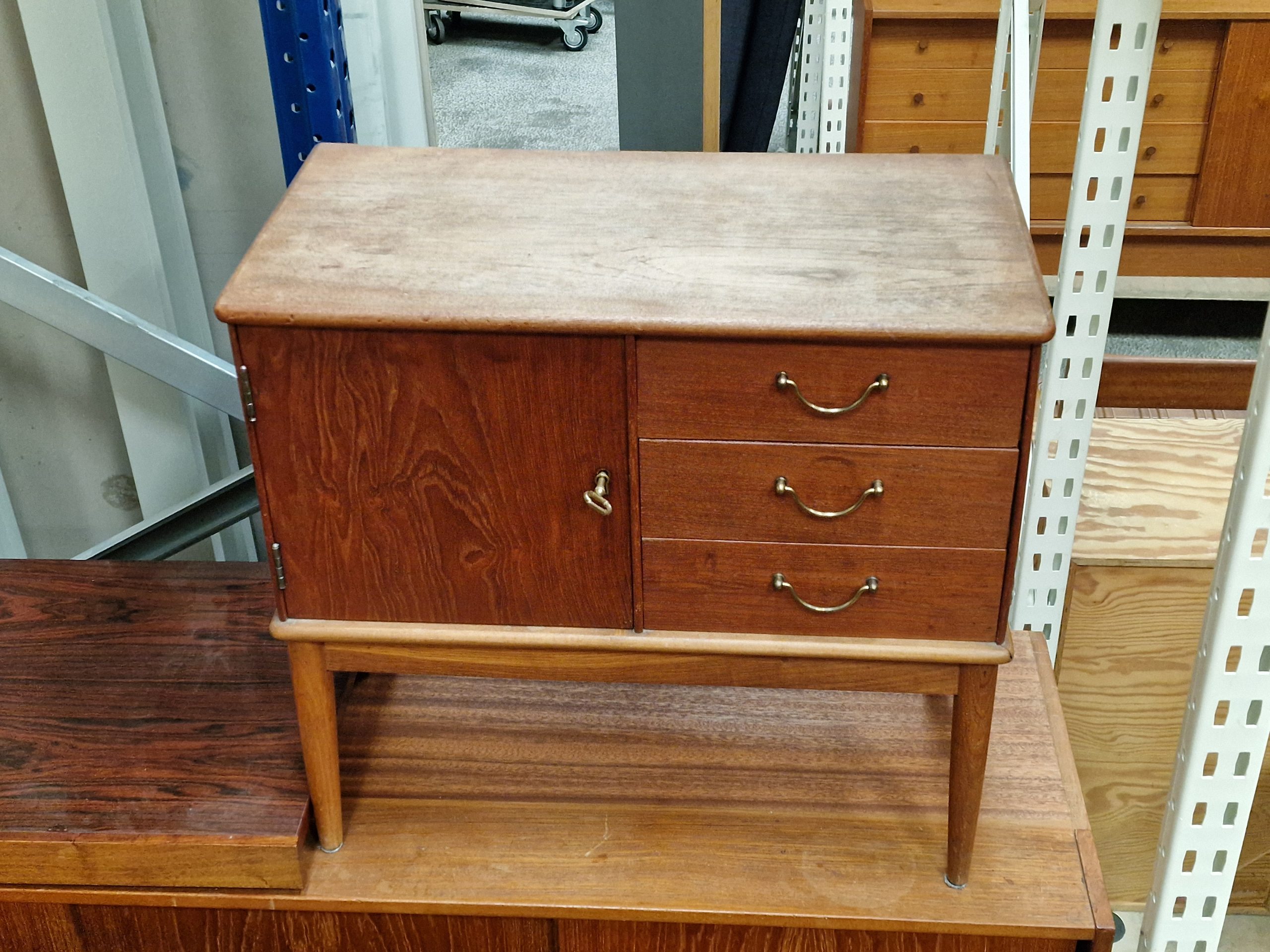Lille entrékommode i teak og egetræ med skuffer og låge