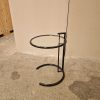 Sort rundt sidebord med glasplade
