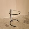 Sort rundt sidebord med glasplade