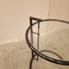 Sort rundt sidebord med glasplade