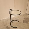 Sort rundt sidebord med glasplade