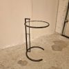 Sort rundt sidebord med glasplade