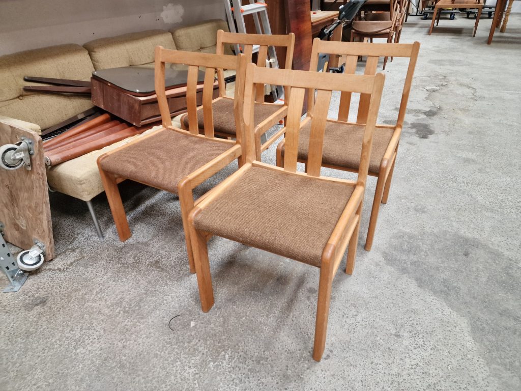 Skovmand & Andersen Fire spisestole i massiv egetræ af Skovmand & Andersen — billede 2