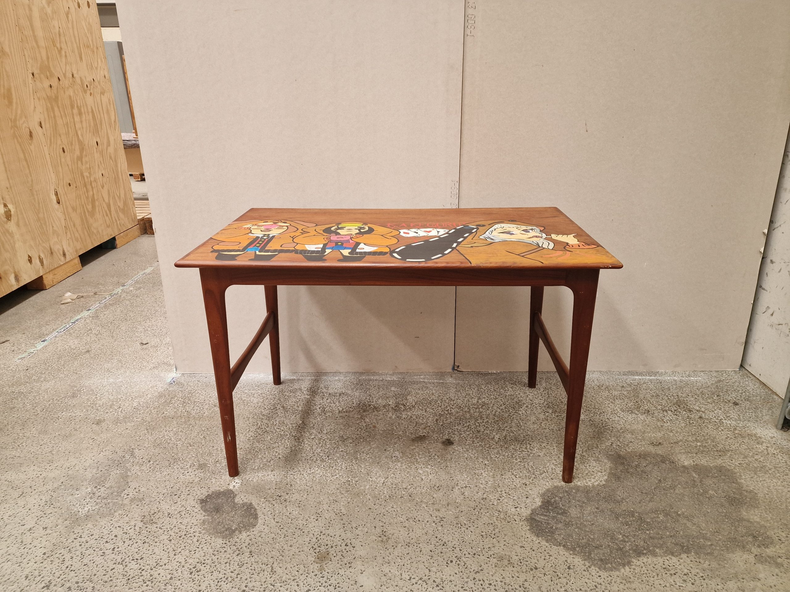 Teak skrivebord med maleri / kunstværk.