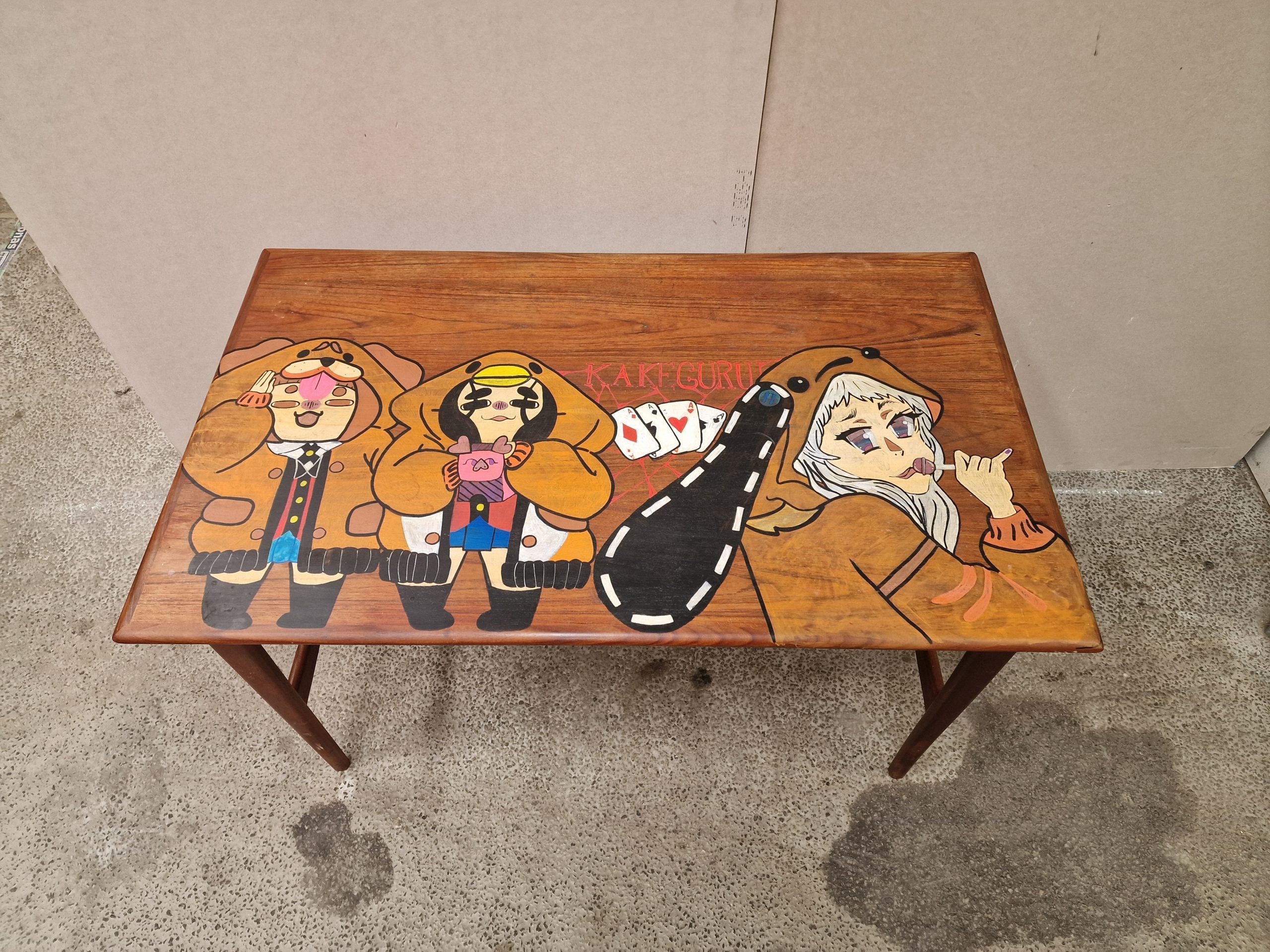 Teak skrivebord med maleri / kunstværk.