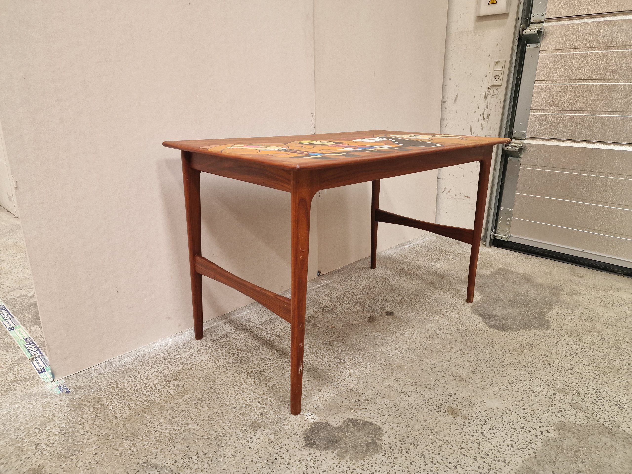 Teak skrivebord med maleri / kunstværk.