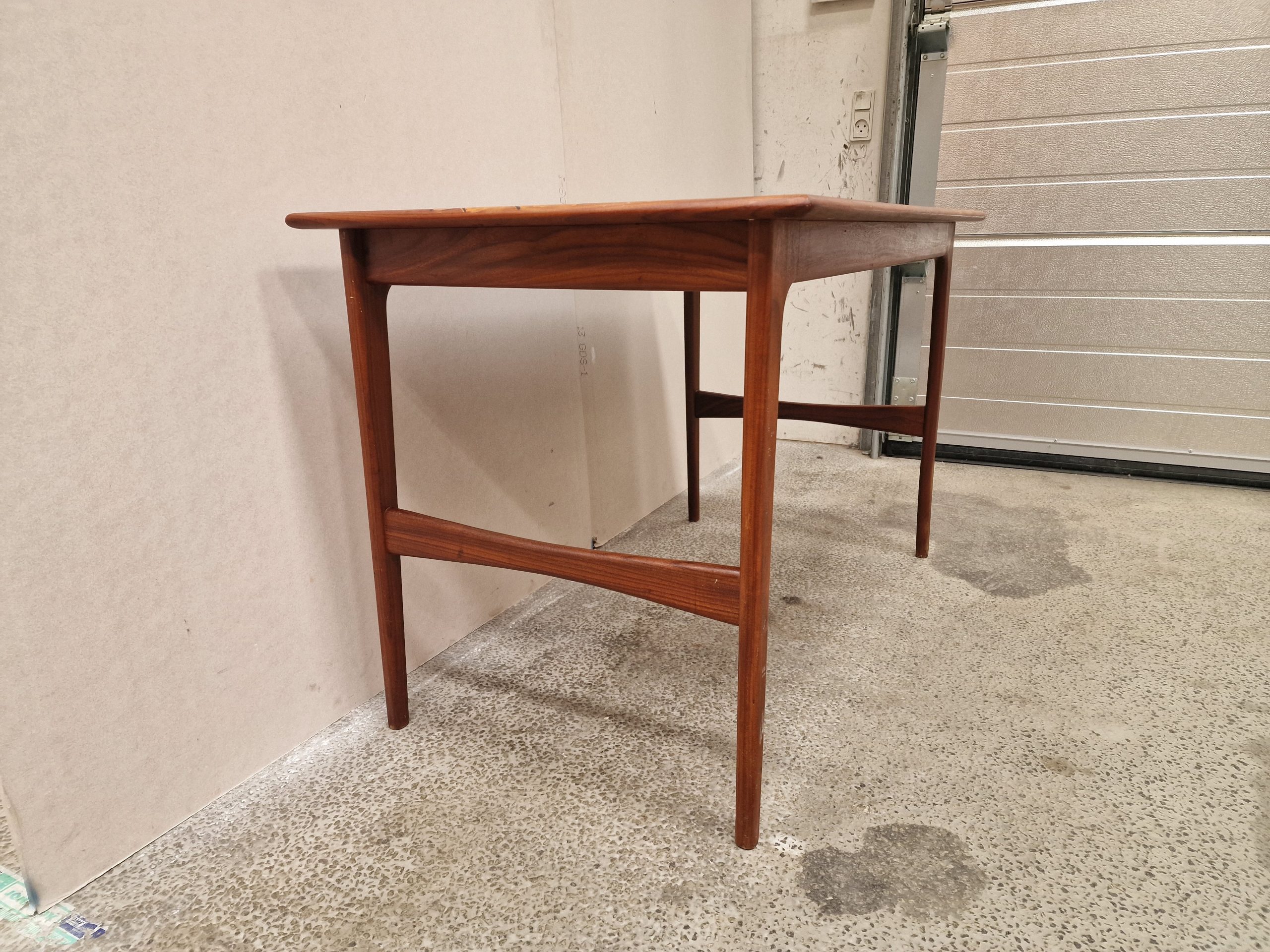 Teak skrivebord med maleri / kunstværk.