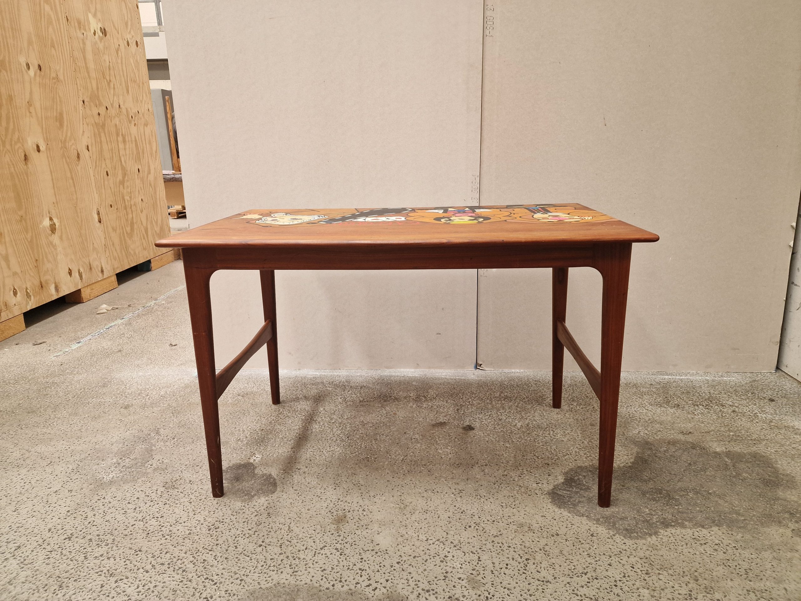 Teak skrivebord med maleri / kunstværk.