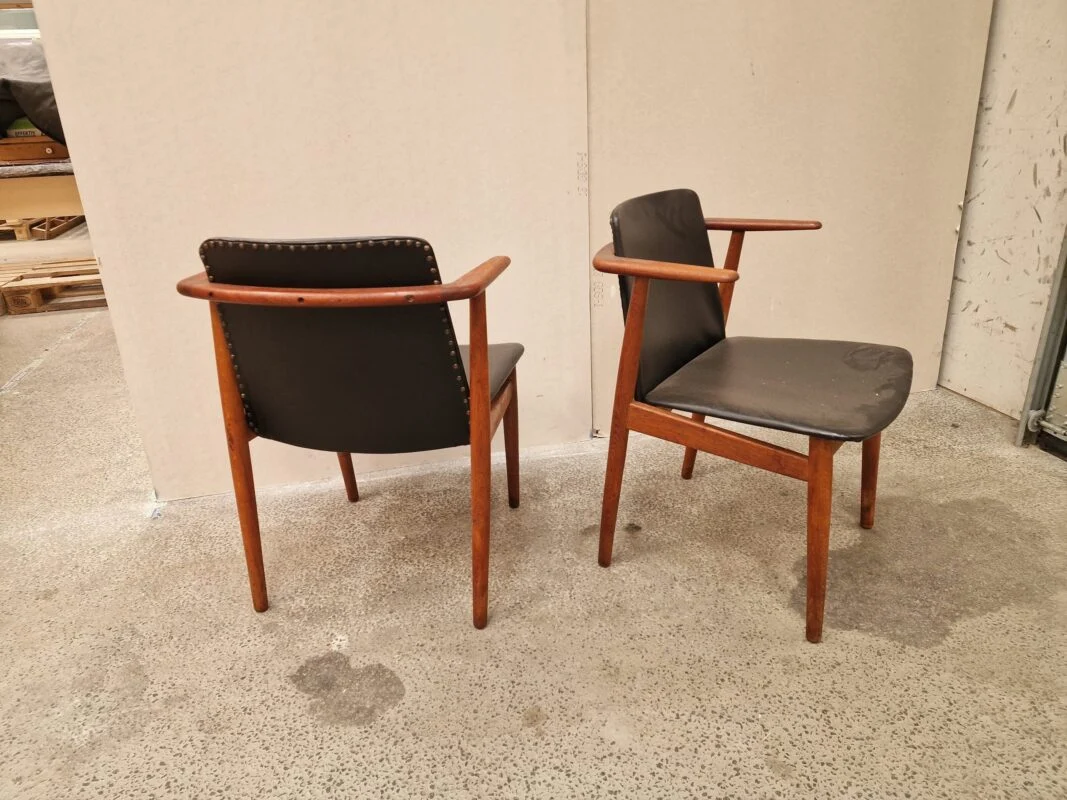 To armstole i teak af Hans Olsen
