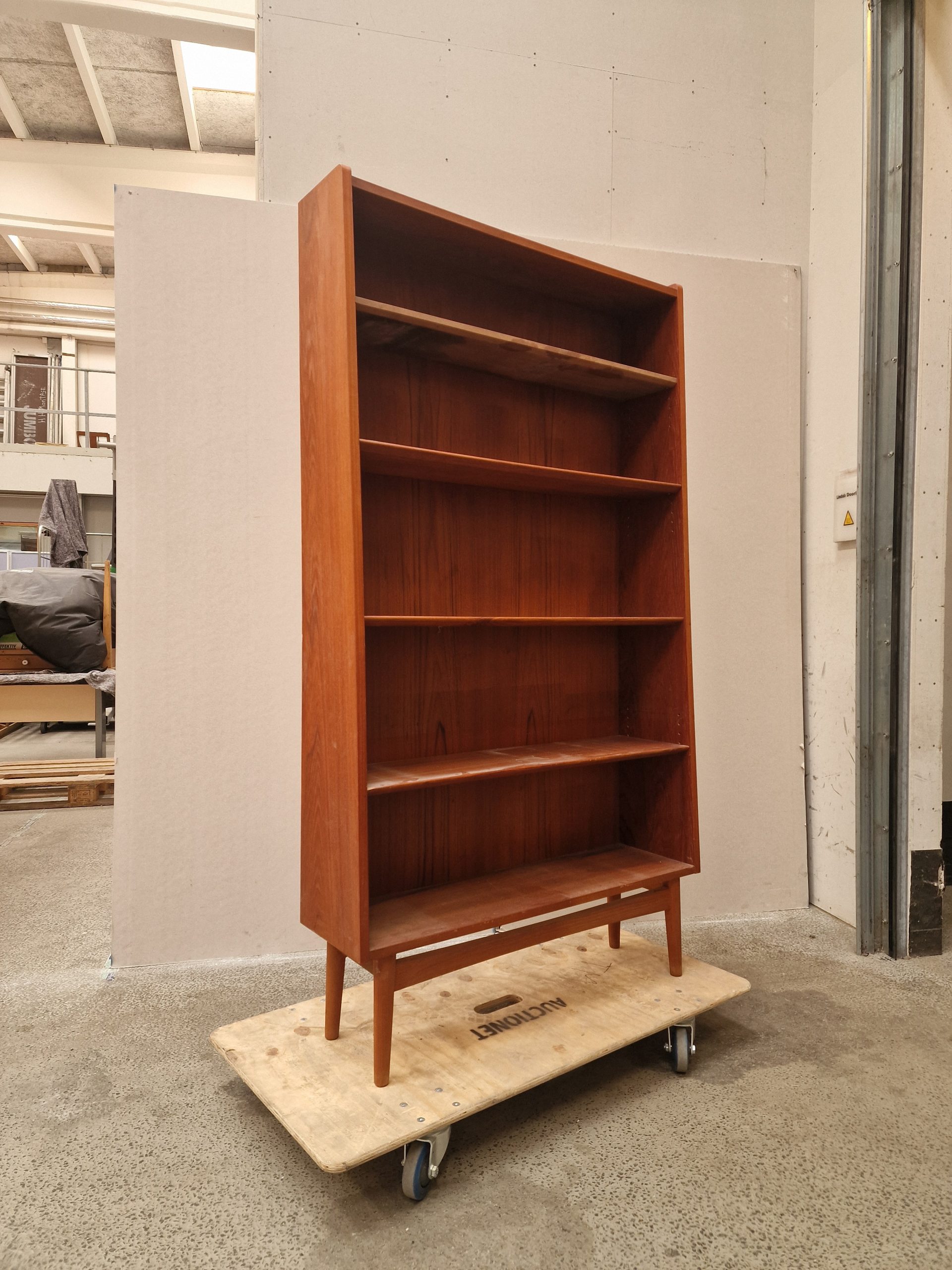 Johannes Sorth, Nexø Møbelfabrik Johannes Sorth. Reol af teak og stel af egetræ