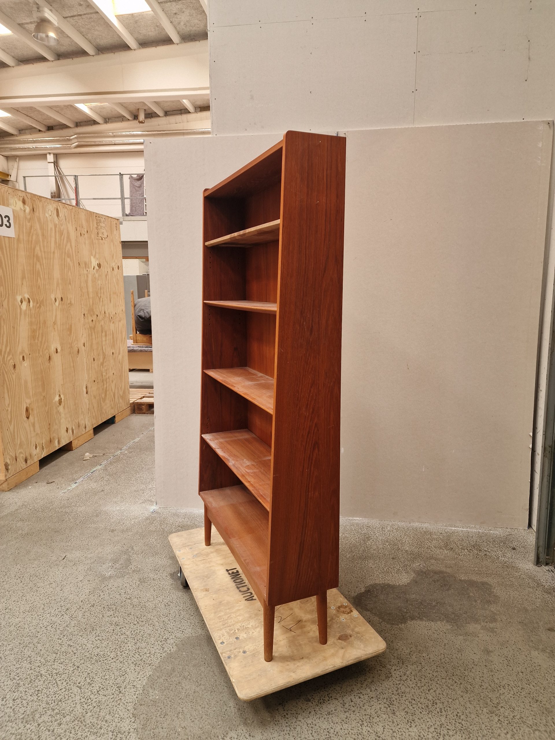 Johannes Sorth, Nexø Møbelfabrik Johannes Sorth. Reol af teak og stel af egetræ — billede 4