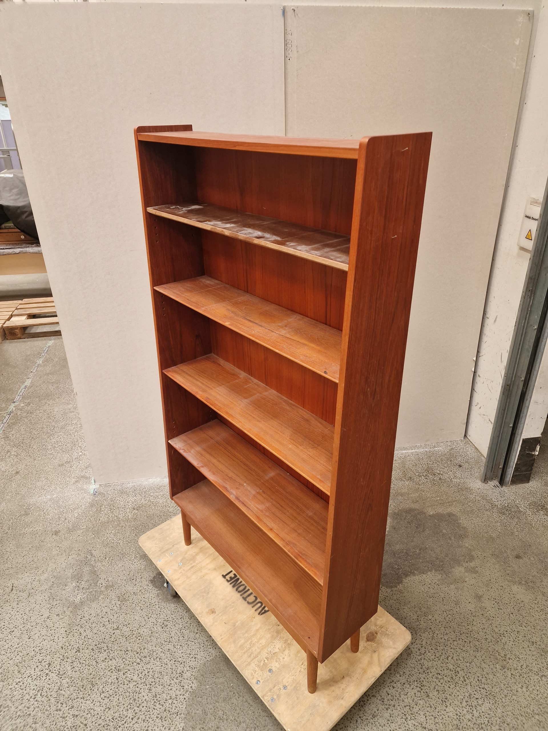 Johannes Sorth, Nexø Møbelfabrik Johannes Sorth. Reol af teak og stel af egetræ — billede 3