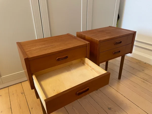 Sengeborde i teaktræ
