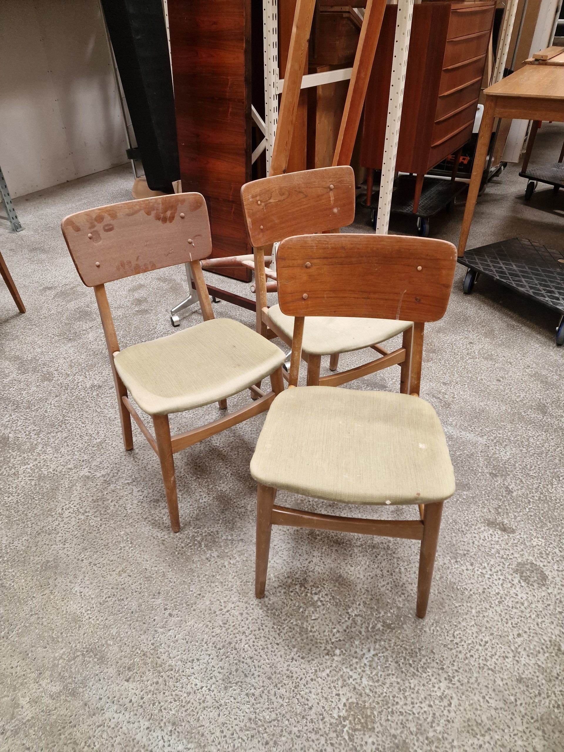 Fem spisestole med rygstykke af teak og letgrøn polstring — billede 2