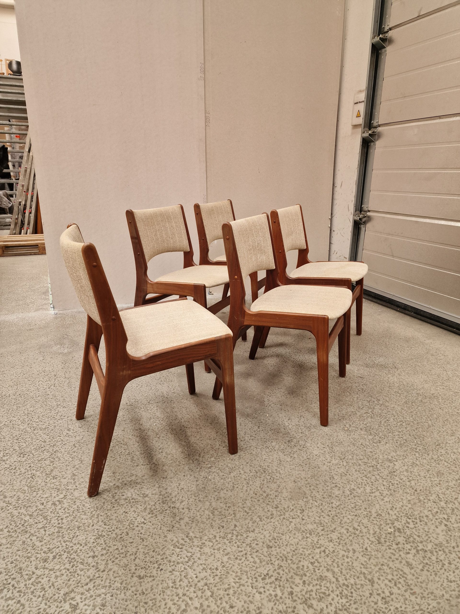 Fem Erik Buch model 89 spisestole i massiv teak med grå polstring
