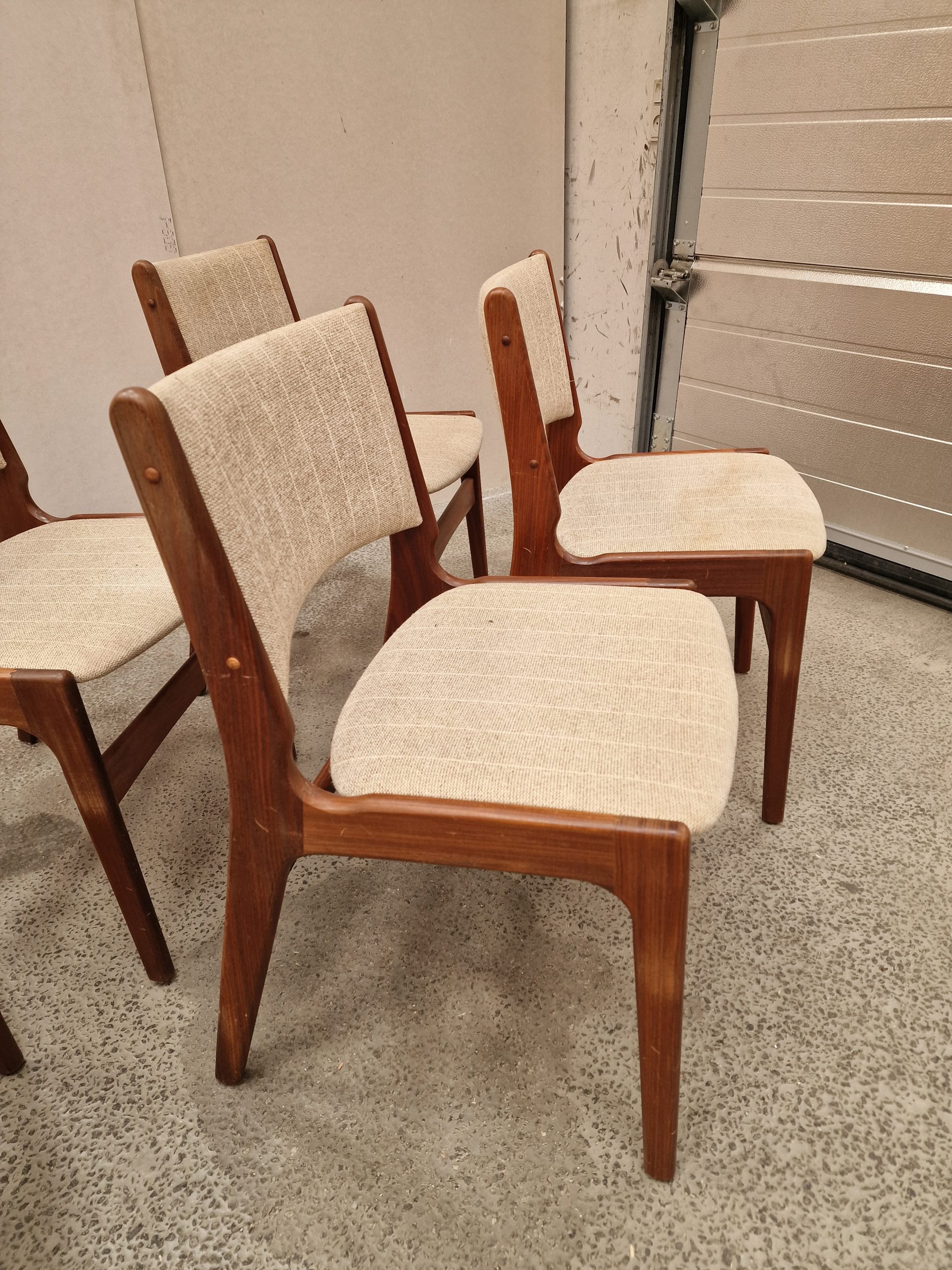 Erik Buch model 89 Fem stk Erik Buch model 89 spisestole i massiv teak med grå polstring — billede 4