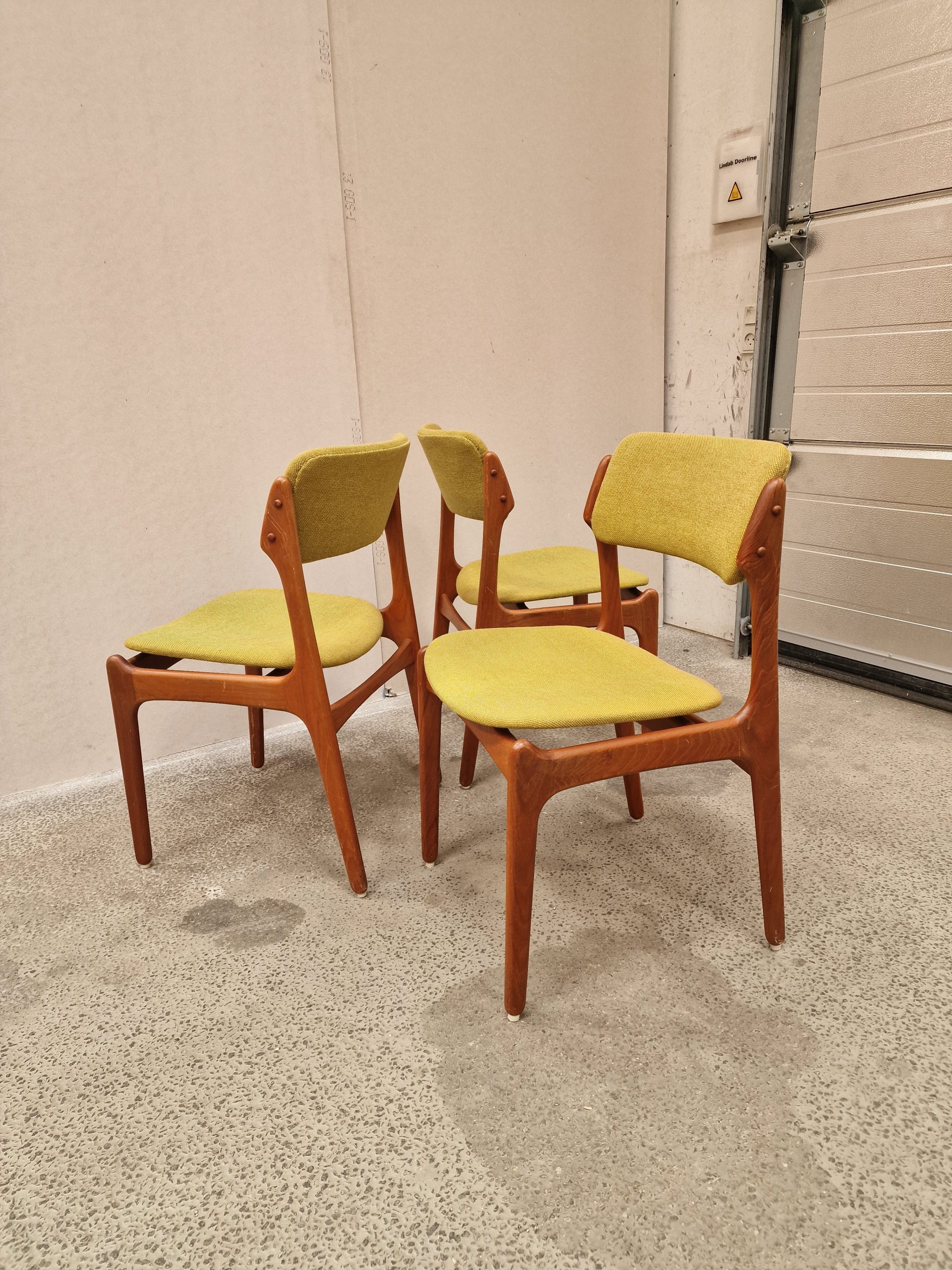 Tre Erik Buch spisestole med grøn polstring, model OD49