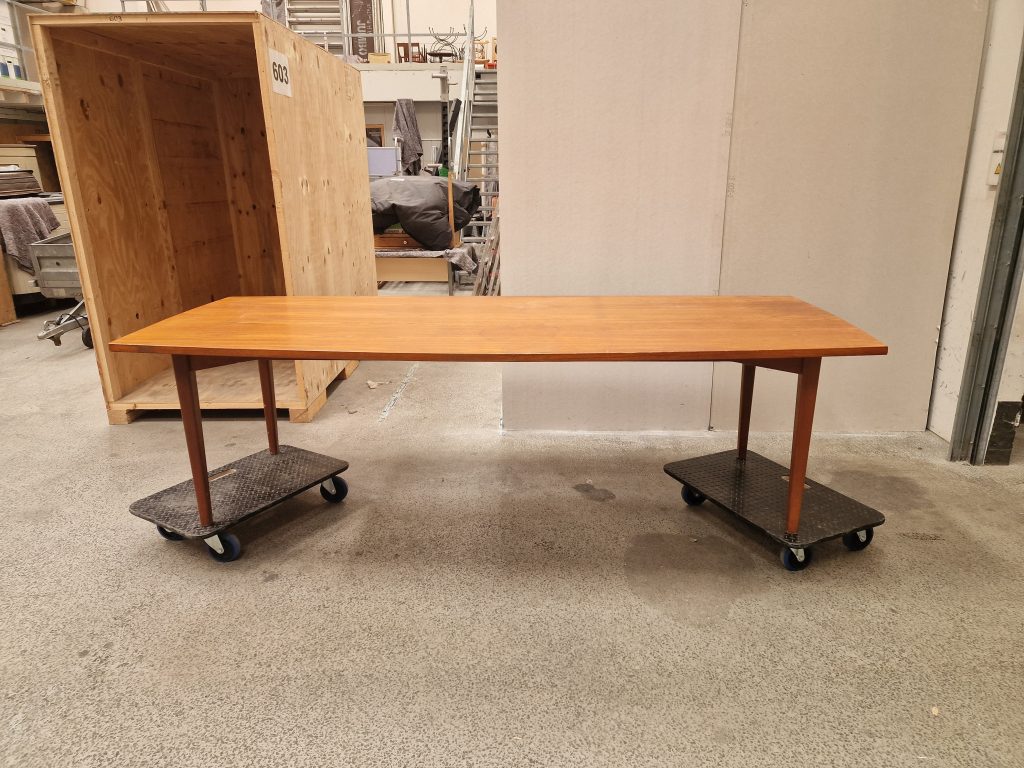 Stort spisebord og konferencebord i teak