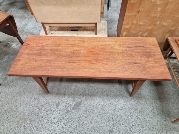 Tungt sofabord i teak