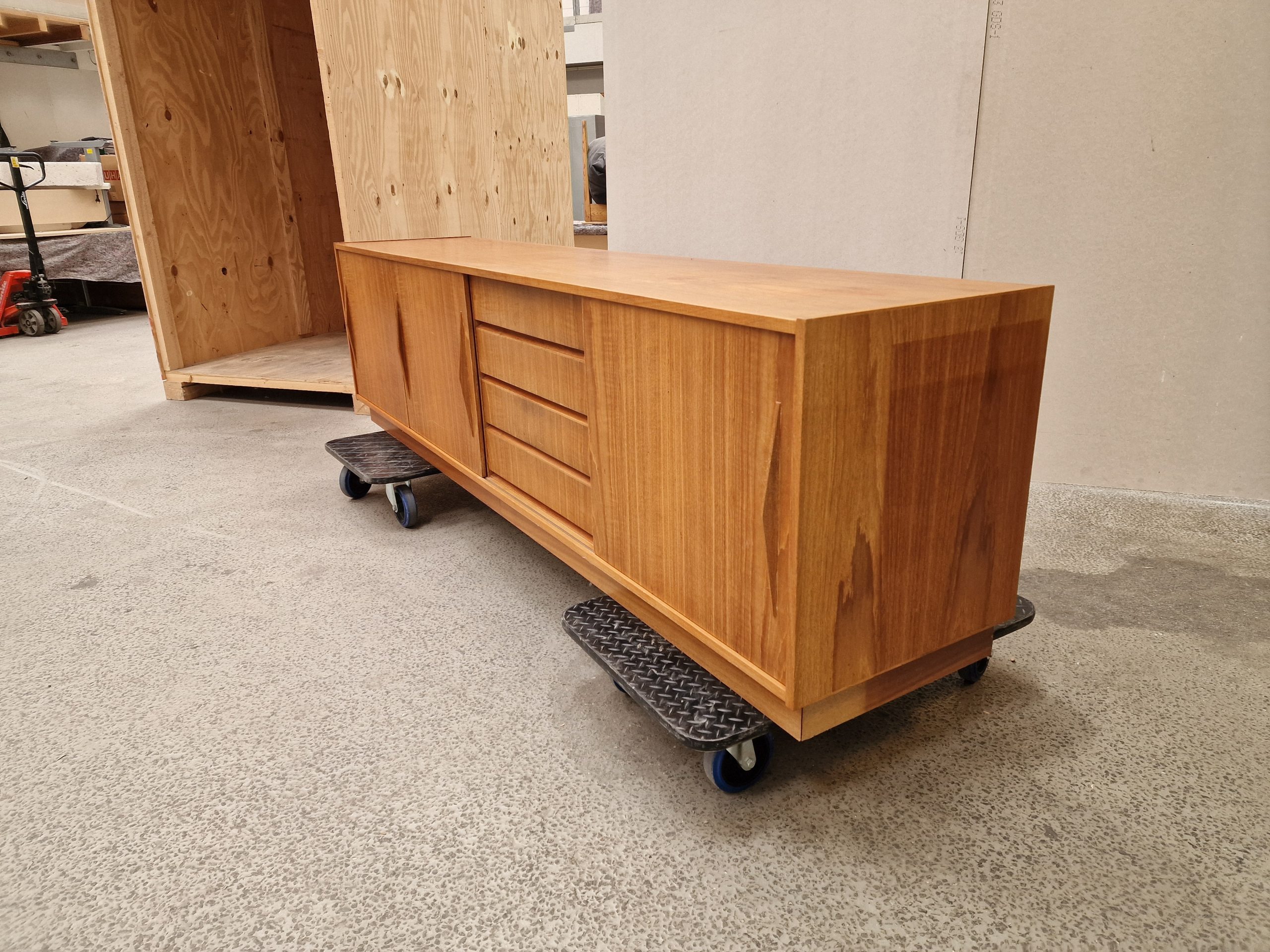 Lang lav skænk i teak — billede 3