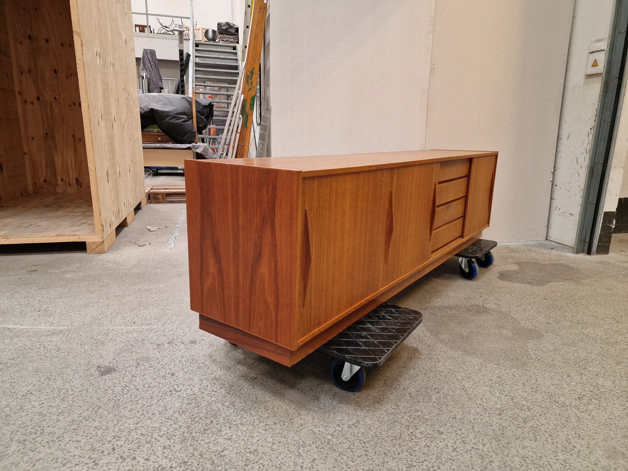 Lang lav skænk i teak — billede 2