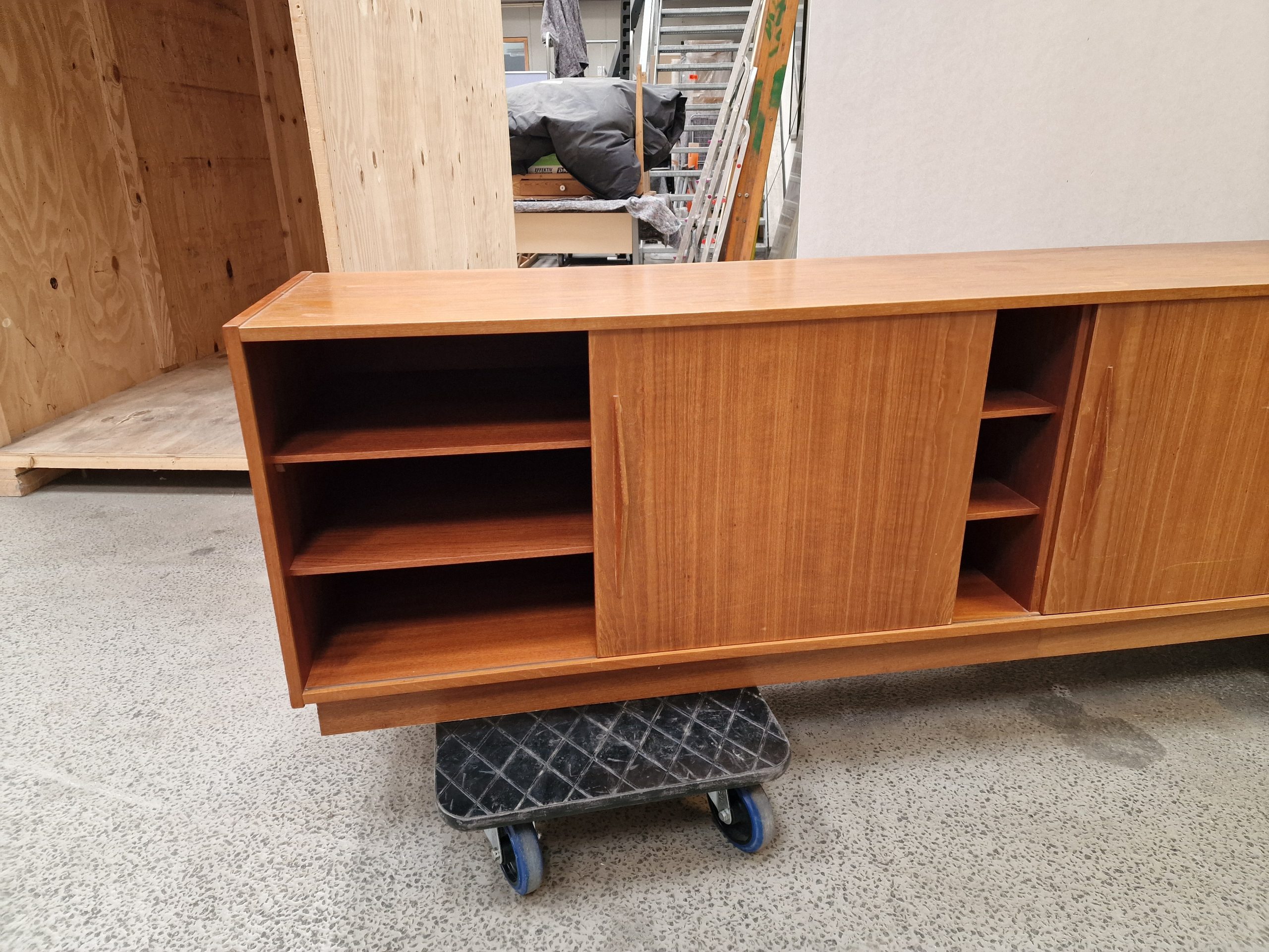 Lang lav skænk i teak — billede 5