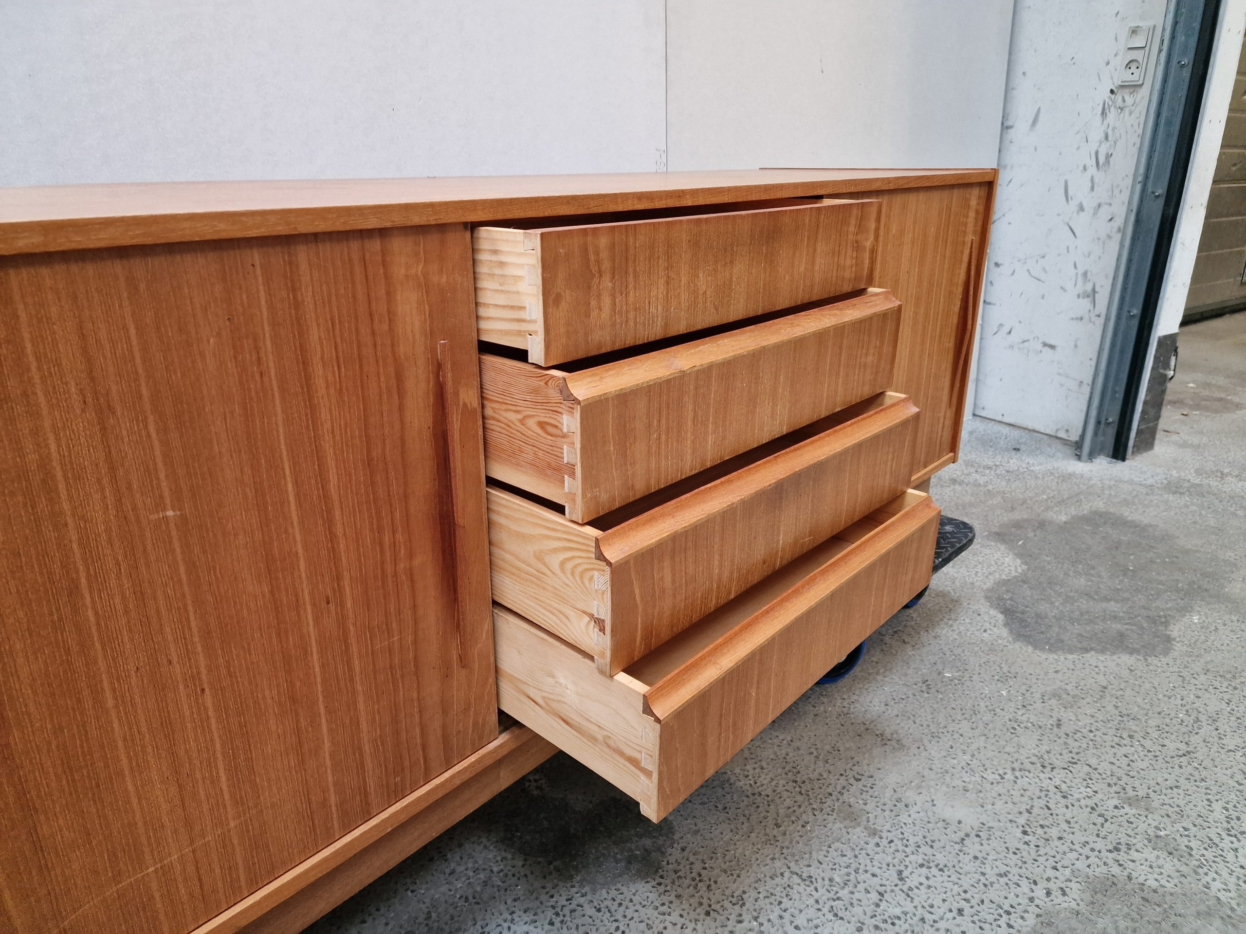 Lang lav skænk i teak — billede 6