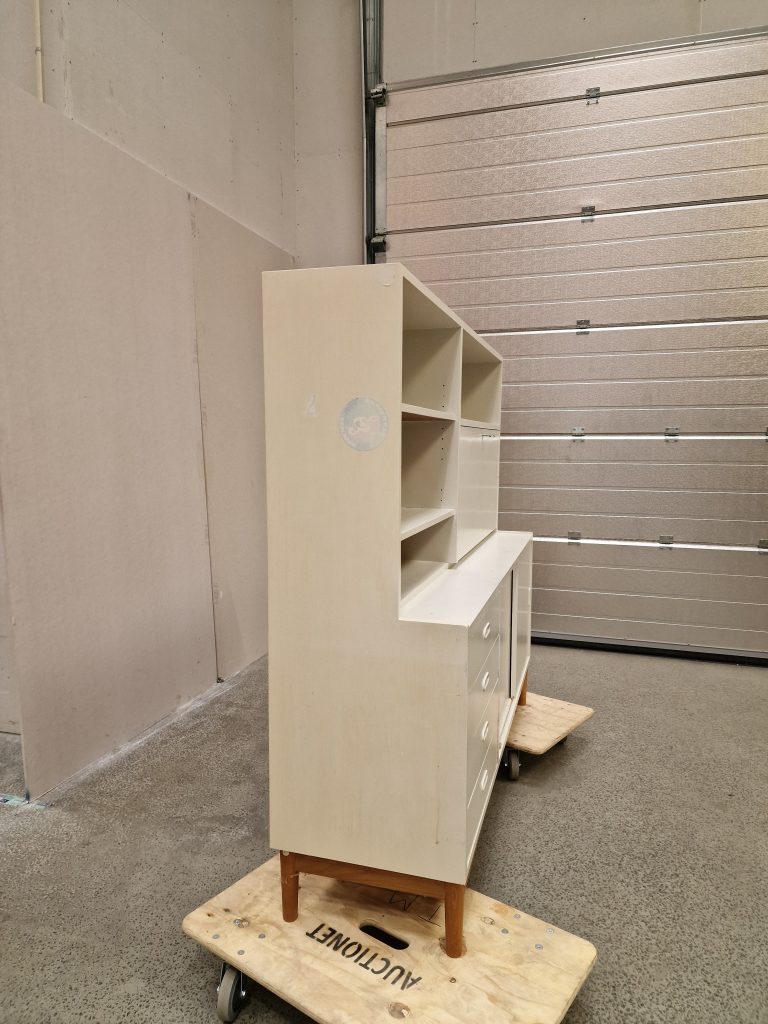 Hvidmalet skænk på stel, teak