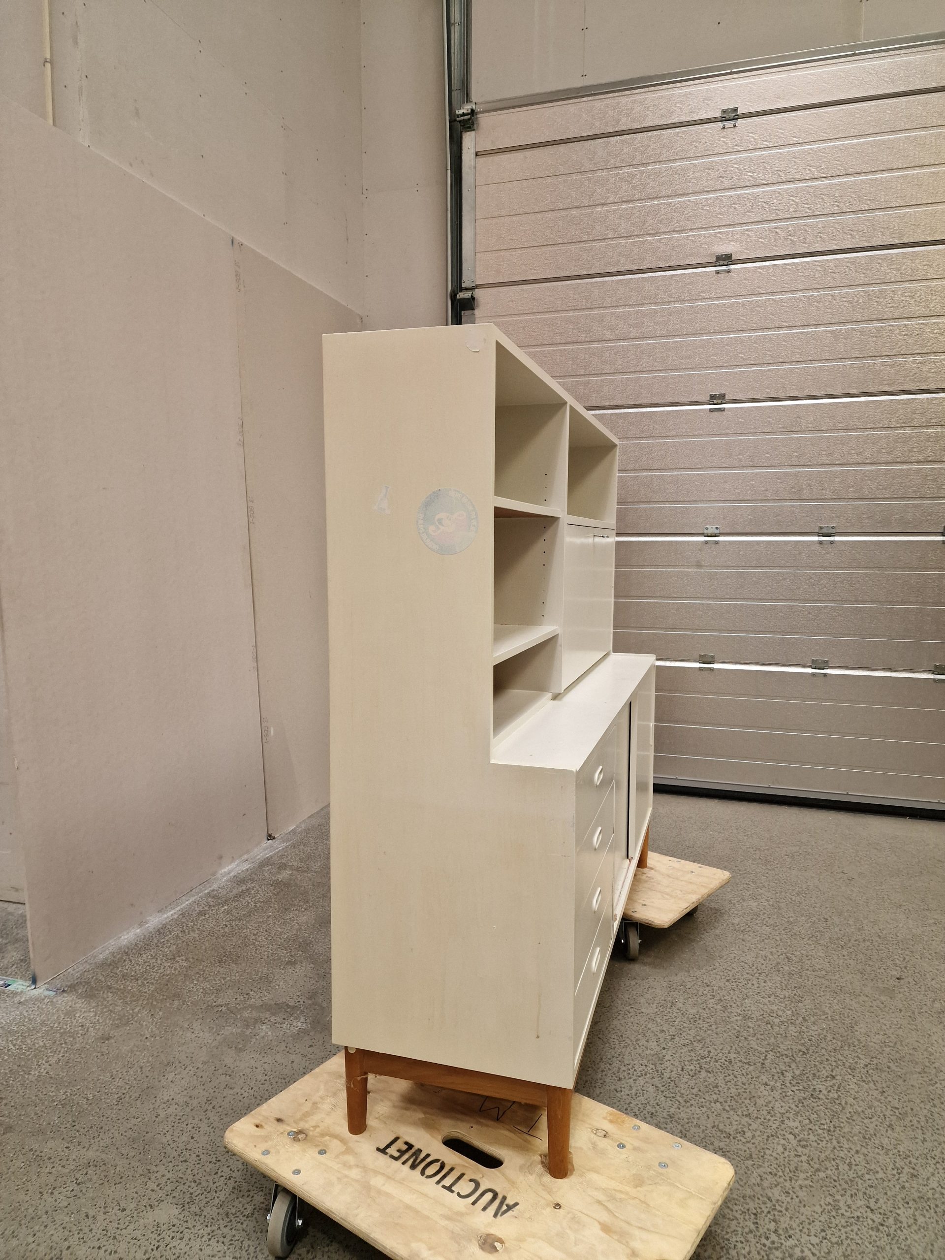 Hvidmalet skænk på stel, teak